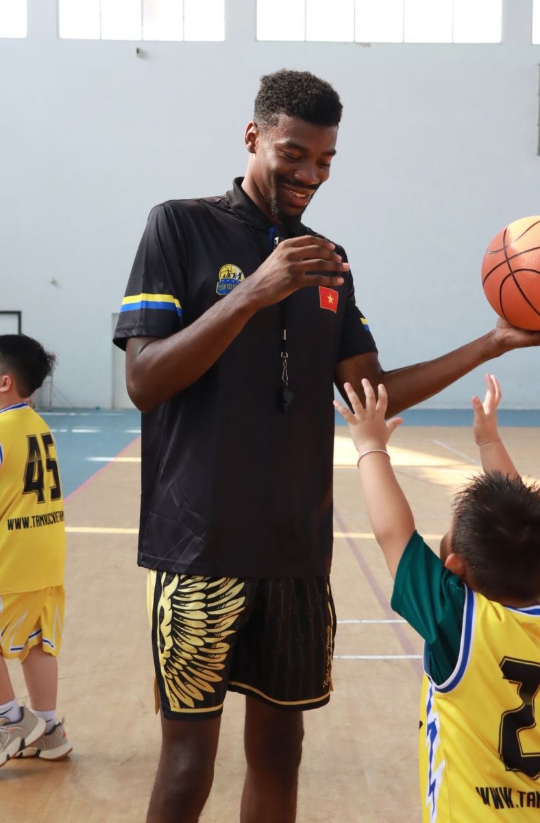 Coach Joshua Keyes luôn chuyên nghiệp trong từng buổi dạy