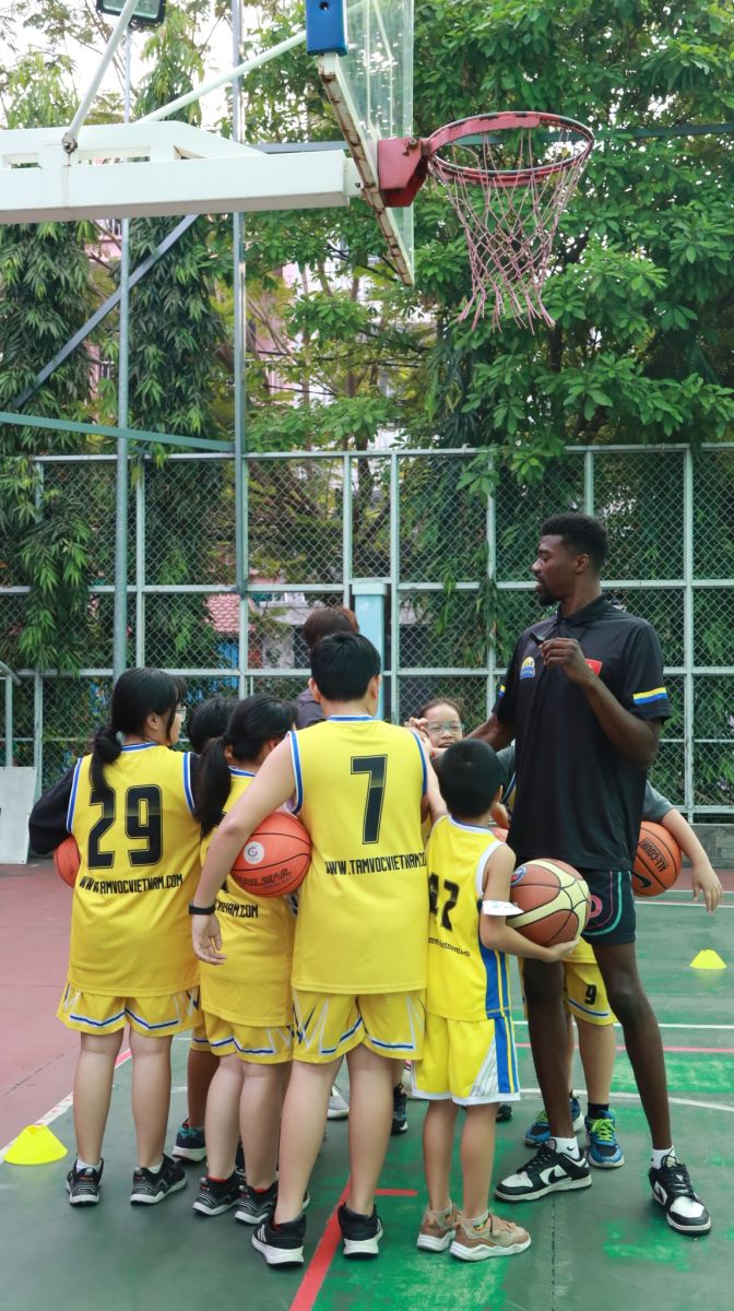 Coach Joshua Keyes luôn dành hết tâm huyết cho từng buổi tập