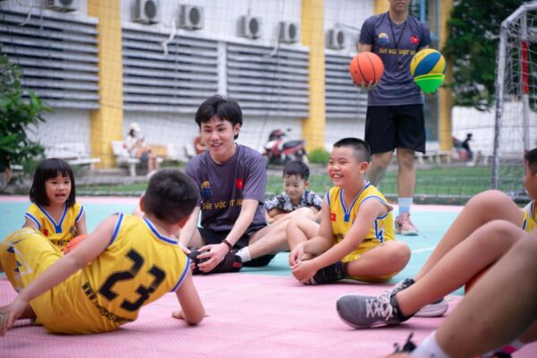 Con vui cười khi chơi môn thể thao con thích