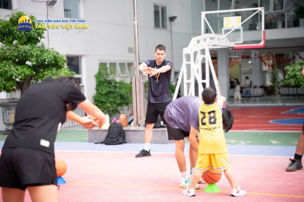 Coach Joe tại Học Viện Tầm Vóc Việt Nam
