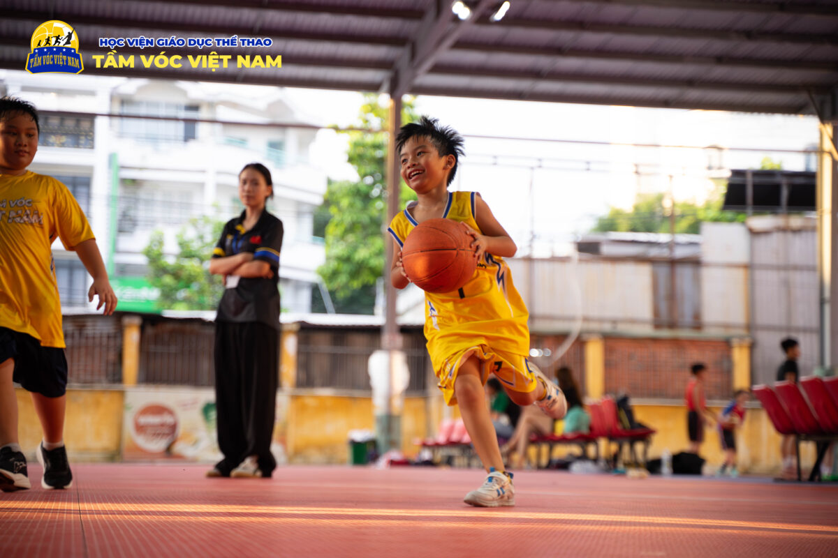 DSC00929 Enhanced NR copy Từ 3-15 tuổi là thời điểm vàng dể học bóng rổ