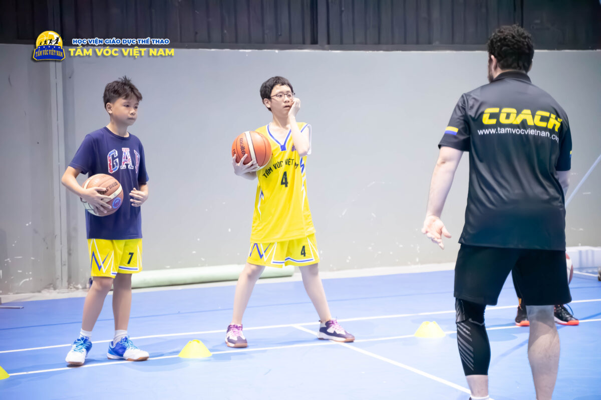 Trẻ học bóng rổ thường có chiều cao vượt trội so với lứa tuổi
