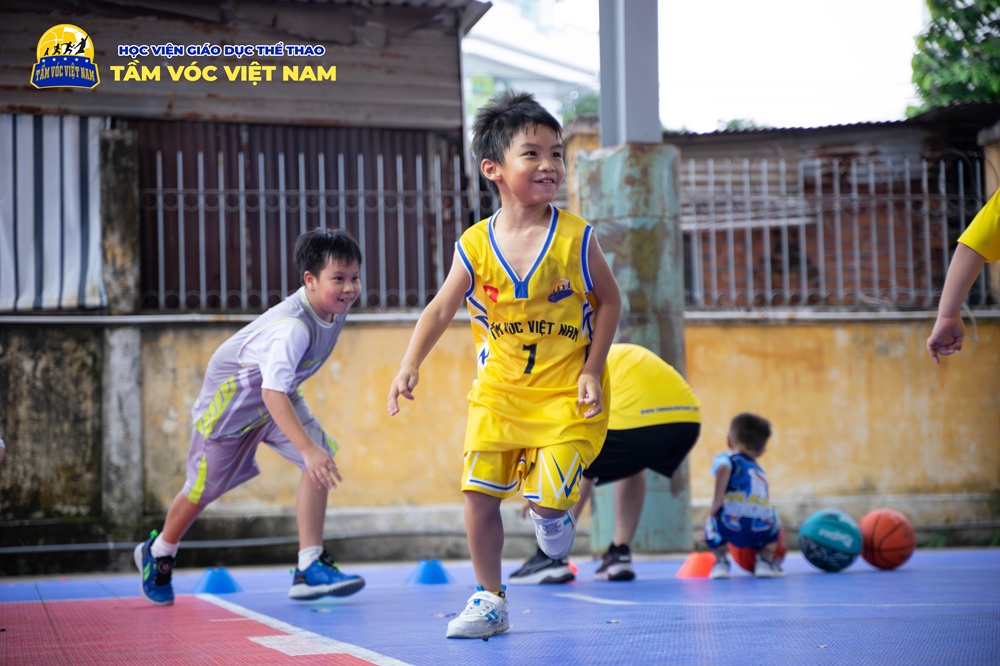 Cần chuẩn bị cho bé giày phù hợp để học bóng rổ